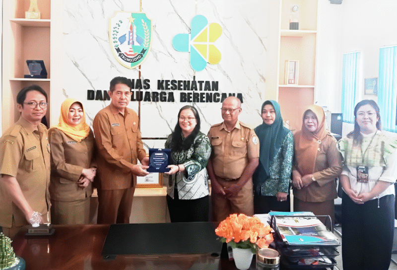 Kepala Dinkes KB Sampang, dr. Dwi Herlina Lusi Harini (pakai kerudung) foto bersama Perwakilan Yayasan Project HOPE. (ISTIMEWA)