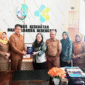 Kepala Dinkes KB Sampang, dr. Dwi Herlina Lusi Harini (pakai kerudung) foto bersama Perwakilan Yayasan Project HOPE. (ISTIMEWA)
