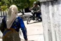 Tangkapan gambar ketika ibu-ibu di Sampang menghadang maling. (ISTIMEWA)