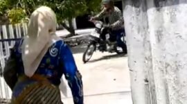 Tangkapan gambar ketika ibu-ibu di Sampang menghadang maling. (ISTIMEWA)