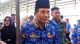 Ketua TPID Sampang, Yuliadi Setiyawan saat memantau harga sembako di Pasar Rongtengah. (IBNU ANSORI / KLIKMADURA)