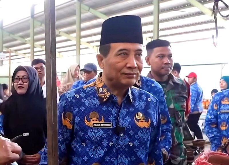 Ketua TPID Sampang, Yuliadi Setiyawan saat memantau harga sembako di Pasar Rongtengah. (IBNU ANSORI / KLIKMADURA)
