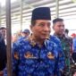 Ketua TPID Sampang, Yuliadi Setiyawan saat memantau harga sembako di Pasar Rongtengah. (IBNU ANSORI / KLIKMADURA)
