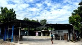 Warga berada di area eks PJKA Pamekasan. (MOH. IQBALUL KHAVEI MZ / KLIKMADURA)