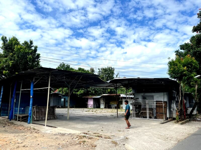 Warga berada di area eks PJKA Pamekasan. (MOH. IQBALUL KHAVEI MZ / KLIKMADURA)