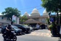 Pengendara melintas di depan RS Larasati Pamekasan. (MOH. IQBALUL KHAVEI MZ / KLIKMADURA)