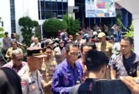 Kepala Disdik Sampang Muhammad Fadeli saat menemui massa aksi demonstrasi. (IBNU ANSORI / KLIKMADURA)