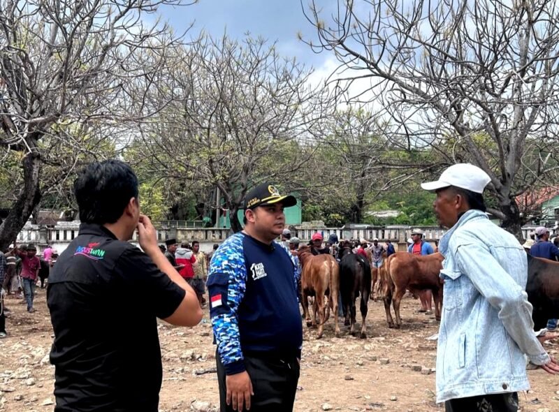 Sekretaris Komisi II DPRD Sampang, Muh. Nur Mustakim berbincang dengan pedagang di Pasar Sapi Ketapang. (MUKSIN IKSAN / KLIKMADURA)