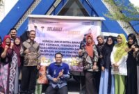 Peserta pelatihan Diskopindag Sampang foto bersama usai kegiatan. (IBNU ANSORI / KLIKMADURA)