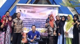 Peserta pelatihan Diskopindag Sampang foto bersama usai kegiatan. (IBNU ANSORI / KLIKMADURA)