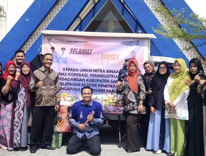 Peserta pelatihan Diskopindag Sampang foto bersama usai kegiatan. (IBNU ANSORI / KLIKMADURA)