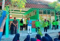 Kepala Dinkes Pamekasan dr. Saifudin memberikan sambutan pada kegiatan aksi bergizi di SMPN 3 Pademawu. (LAILIYATUN NURIYAH / KLIKMADURA)