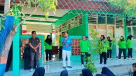 Kepala Dinkes Pamekasan dr. Saifudin memberikan sambutan pada kegiatan aksi bergizi di SMPN 3 Pademawu. (LAILIYATUN NURIYAH / KLIKMADURA)