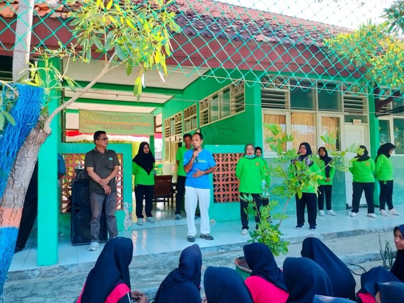 Kepala Dinkes Pamekasan dr. Saifudin memberikan sambutan pada kegiatan aksi bergizi di SMPN 3 Pademawu. (LAILIYATUN NURIYAH / KLIKMADURA)