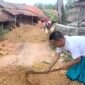 Warga Desa Gunung Kesan, Kecamatan Karang Penang, Sampang saat memperbaiki jalan dengan swadaya. (ISTIMEWA)