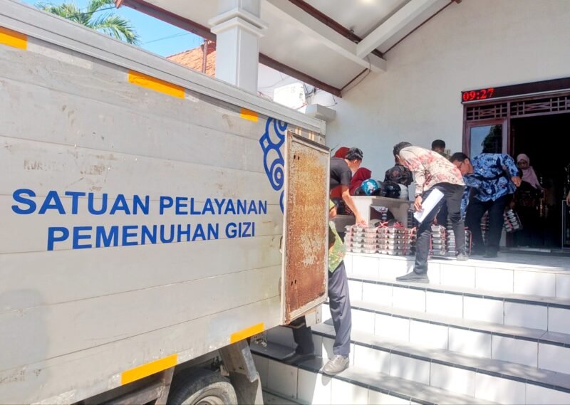 Petugas dari SPPG Usamah hendak didistribusikan kepada siswa SMAN 3 Pamekasan. (ISTIMEWA)