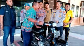 Kapolres Sampang AKBP Hartono didampingi jajaran PJU motor yang viral dicuri maling beberapa waktu lalu. (IBNU ANSORI / KLIKMADURA)
