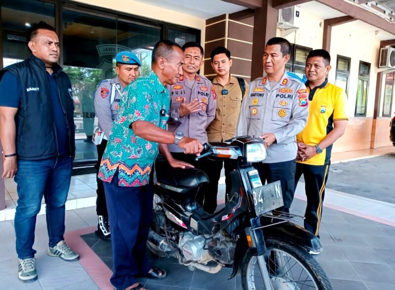 Kapolres Sampang AKBP Hartono didampingi jajaran PJU motor yang viral dicuri maling beberapa waktu lalu. (IBNU ANSORI / KLIKMADURA)