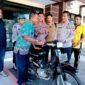 Kapolres Sampang AKBP Hartono didampingi jajaran PJU motor yang viral dicuri maling beberapa waktu lalu. (IBNU ANSORI / KLIKMADURA)