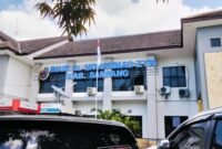 Sejumlah kendaraan berada di halaman RSMZ Sampang. (MUKSIN IKSAN / KLIKMADURA)