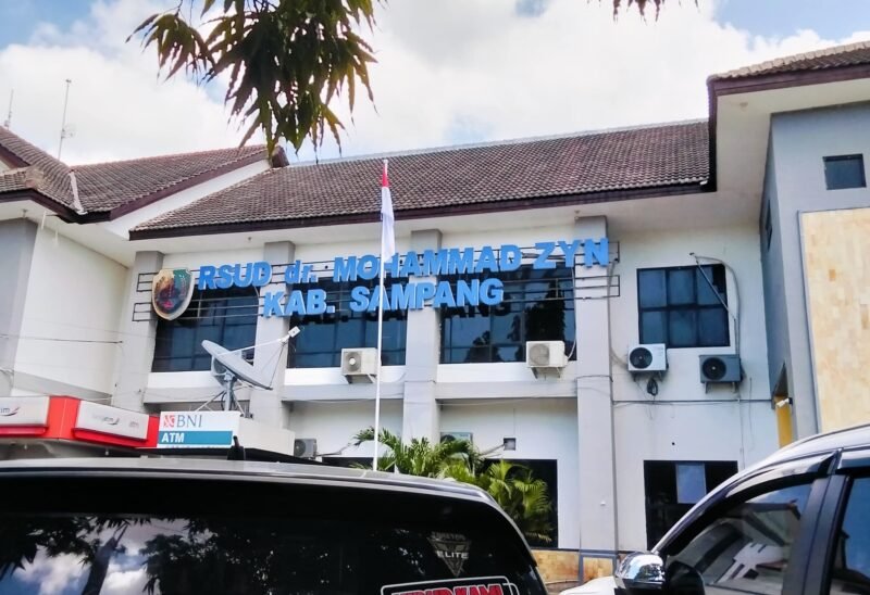 Sejumlah kendaraan berada di halaman RSMZ Sampang. (MUKSIN IKSAN / KLIKMADURA)