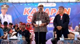 Bupati Pamekasan Dr. KH. Kholilurrahman didampingi Wabup H. Sukriyanto memberikan sambutan saat karapan sapi. (YUSRIL RAHMAN SYAKUR / KLIKMADURA)