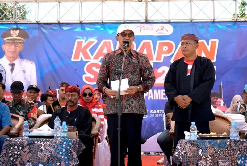 Bupati Pamekasan Dr. KH. Kholilurrahman didampingi Wabup H. Sukriyanto memberikan sambutan saat karapan sapi. (YUSRIL RAHMAN SYAKUR / KLIKMADURA)