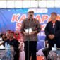 Bupati Pamekasan Dr. KH. Kholilurrahman didampingi Wabup H. Sukriyanto memberikan sambutan saat karapan sapi. (YUSRIL RAHMAN SYAKUR / KLIKMADURA)