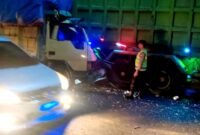 Polisi mengecek kondisi truk yang terlibat kecelakaan di Kabupaten Sampang. (ISTIMEWA)