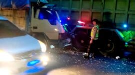 Polisi mengecek kondisi truk yang terlibat kecelakaan di Kabupaten Sampang. (ISTIMEWA)