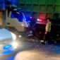 Polisi mengecek kondisi truk yang terlibat kecelakaan di Kabupaten Sampang. (ISTIMEWA)