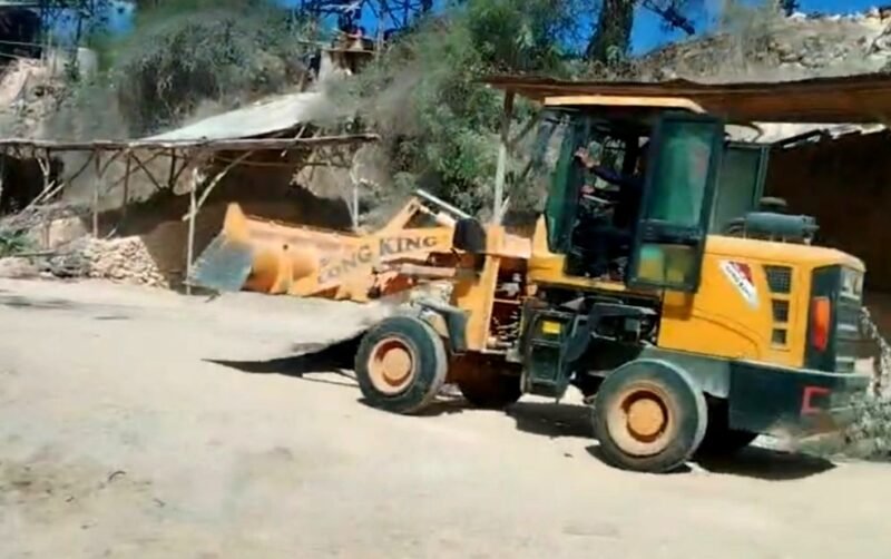 Alat berat ada di lokasi tambang galian C di Kecamatan Proppo, Pamekasan. (ISTIMEWA)