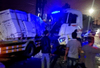 Warga mengevakuasi truk yang terlibat lakalantas di Jalan Imam Bonjol, Sampang. (ISTIMEWA)