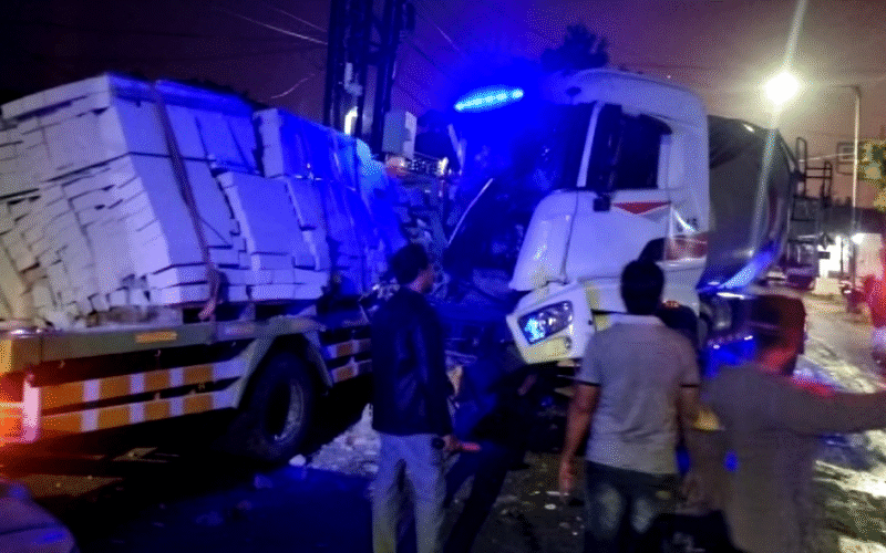 Warga mengevakuasi truk yang terlibat lakalantas di Jalan Imam Bonjol, Sampang. (ISTIMEWA)