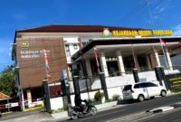 Pengendara melintas di depan Kantor Kejaksaan Negeri (Kejari) Pamekasan. (MOH. IQBALUL KHAVEI MZ / KLIKMADURA)