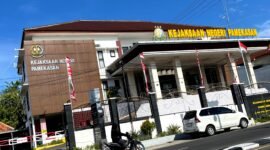 Pengendara melintas di depan Kantor Kejaksaan Negeri (Kejari) Pamekasan. (MOH. IQBALUL KHAVEI MZ / KLIKMADURA)