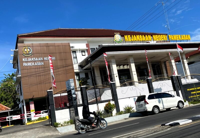 Pengendara melintas di depan Kantor Kejaksaan Negeri (Kejari) Pamekasan. (MOH. IQBALUL KHAVEI MZ / KLIKMADURA)