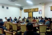 Puluhan anggota Forum Aktivis Madura (FAM) saat audiensi di Kantor DPRD Sampang. (MUKSIN IKSAN / KLIKMADURA)
