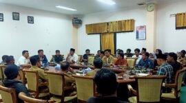 Puluhan anggota Forum Aktivis Madura (FAM) saat audiensi di Kantor DPRD Sampang. (MUKSIN IKSAN / KLIKMADURA)