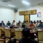 Puluhan anggota Forum Aktivis Madura (FAM) saat audiensi di Kantor DPRD Sampang. (MUKSIN IKSAN / KLIKMADURA)