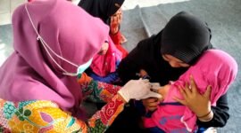 Tenaga kesehatan di Kabupaten Pamekasan menyuntik imunisasi salah seorang anak beberapa waktu lalu. (DOK. KLIKMADURA)