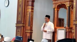 Bupati Pamekasan, Dr. KH. Kholilurrahman menyapa masyarakat saat Safari Jumat di Masjid Al-Kautsar, Dusun Tacempah, Desa Plakpak, Kecamatan Pegantenan, Pamekasan. (KLIKMADURA)