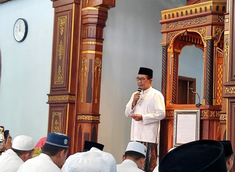 Bupati Pamekasan, Dr. KH. Kholilurrahman menyapa masyarakat saat Safari Jumat di Masjid Al-Kautsar, Dusun Tacempah, Desa Plakpak, Kecamatan Pegantenan, Pamekasan. (KLIKMADURA)