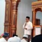 Bupati Pamekasan, Dr. KH. Kholilurrahman menyapa masyarakat saat Safari Jumat di Masjid Al-Kautsar, Dusun Tacempah, Desa Plakpak, Kecamatan Pegantenan, Pamekasan. (KLIKMADURA)