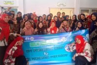 Tim Puskesmas Waru foto bersama dengan tim Puskesmas Pademawu usai kaji banding. (DOK. KLIKMADURA)