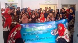 Tim Puskesmas Waru foto bersama dengan tim Puskesmas Pademawu usai kaji banding. (DOK. KLIKMADURA)