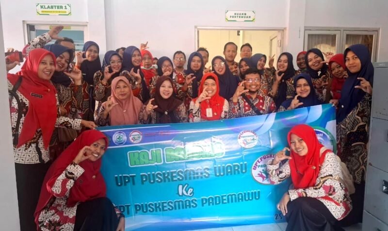 Tim Puskesmas Waru foto bersama dengan tim Puskesmas Pademawu usai kaji banding. (DOK. KLIKMADURA)