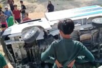 Warga menyaksikan mobil pengangkut MBG yang tergelincir di Dusun Embung Barak Tengah, Desa Bangkes, Kecamatan Kadur. (ISTIMEWA)