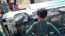 Warga menyaksikan mobil pengangkut MBG yang tergelincir di Dusun Embung Barak Tengah, Desa Bangkes, Kecamatan Kadur. (ISTIMEWA)