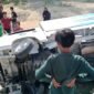 Warga menyaksikan mobil pengangkut MBG yang tergelincir di Dusun Embung Barak Tengah, Desa Bangkes, Kecamatan Kadur. (ISTIMEWA)